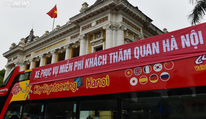 Băng rôn chào đón du khách đi xe bus 2 tầng Hà Nội lại sai chính tả - 1