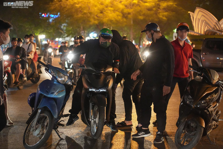 Hà Nội: Cảnh sát 141 tóm gọn ‘quái xế’ nẹt pô, lạng lách - 2