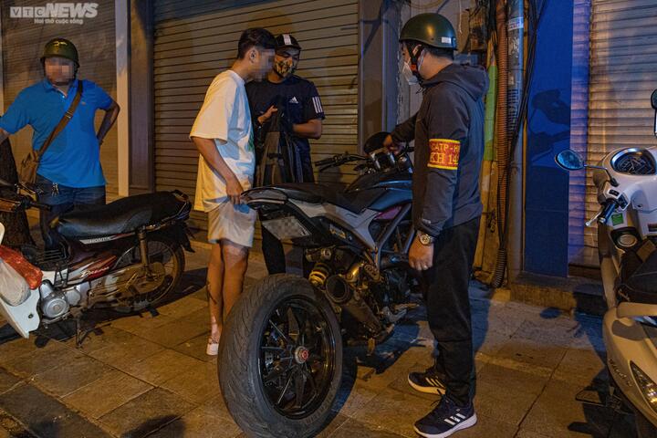 Hà Nội: Cảnh sát 141 tóm gọn ‘quái xế’ nẹt pô, lạng lách - 3