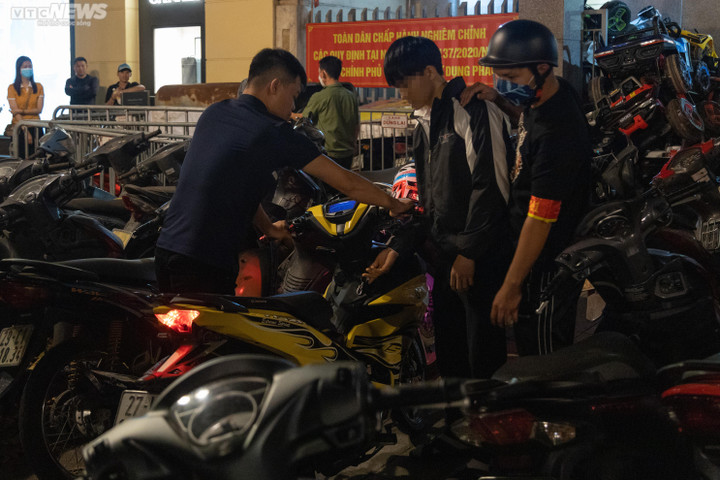 Hà Nội: Cảnh sát 141 tóm gọn ‘quái xế’ nẹt pô, lạng lách - 7