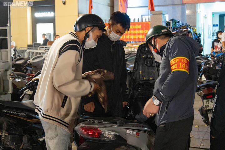 Hà Nội: Cảnh sát 141 tóm gọn ‘quái xế’ nẹt pô, lạng lách - 9