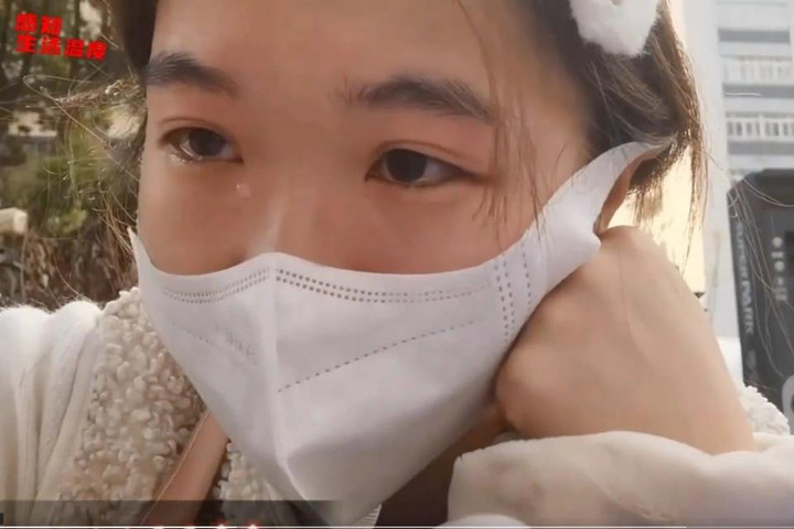 100 triệu lượt xem clip cô gái bật khóc vì chỉ bán được một cuộn cơm - 1