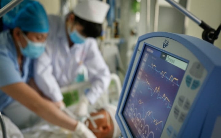 Tháo máy theo dõi bệnh nhân để dùng điện thoại, y tá không hối cải kịp thời - 1