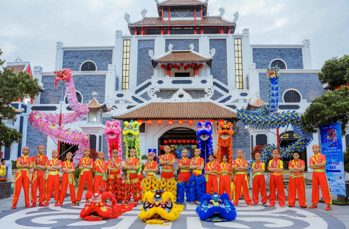 Hàng ngàn du khách đến vui chơi tại Công viên Châu Á và Bà Nà Hills tại Đà Nẵng - 11