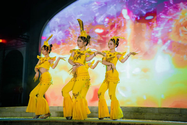 Hàng ngàn du khách đến vui chơi tại Công viên Châu Á và Bà Nà Hills tại Đà Nẵng - 10