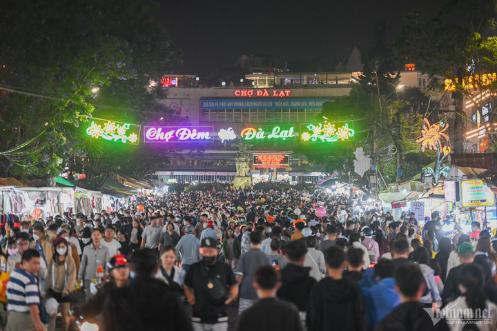 'Biển' người dạo chơi, ăn quà vặt ở chợ đêm Đà Lạt - 1
