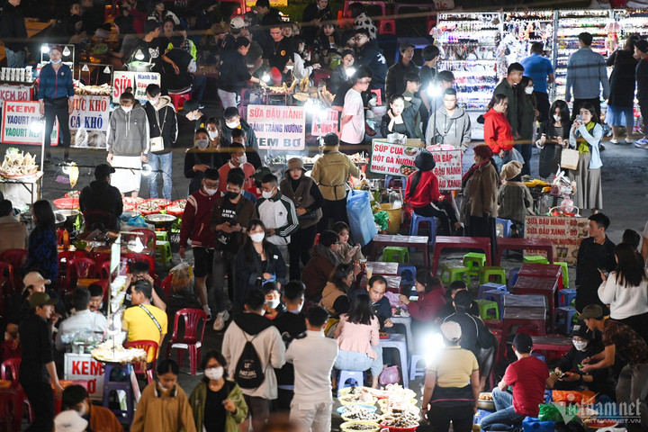 'Biển' người dạo chơi, ăn quà vặt ở chợ đêm Đà Lạt - 10
