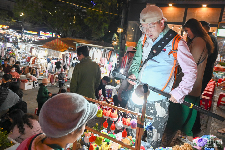'Biển' người dạo chơi, ăn quà vặt ở chợ đêm Đà Lạt - 11
