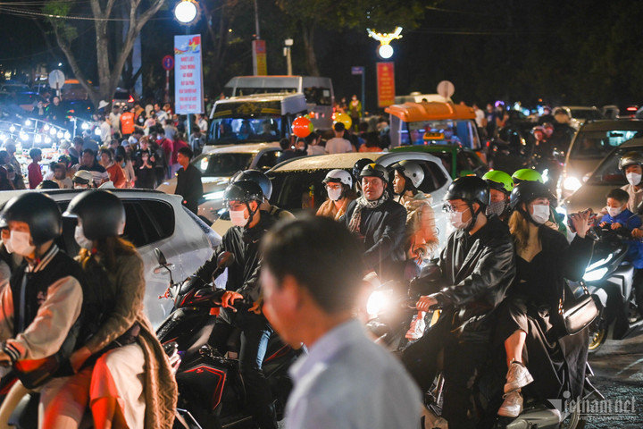 'Biển' người dạo chơi, ăn quà vặt ở chợ đêm Đà Lạt - 12