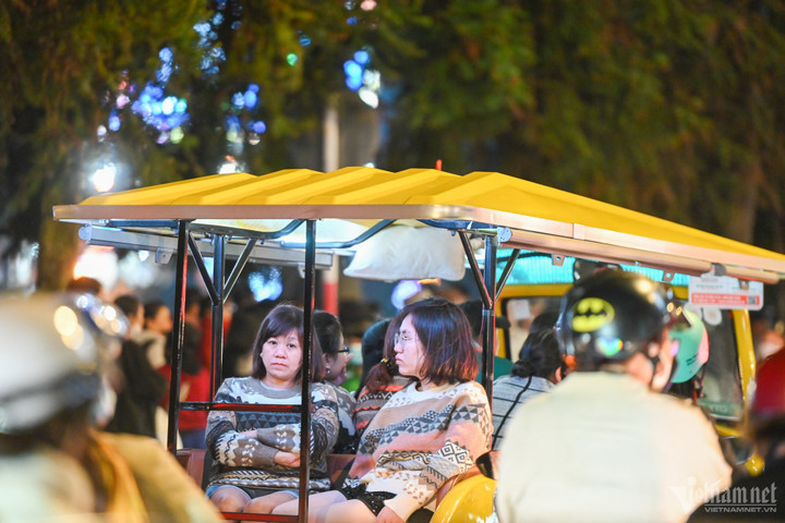 'Biển' người dạo chơi, ăn quà vặt ở chợ đêm Đà Lạt - 13