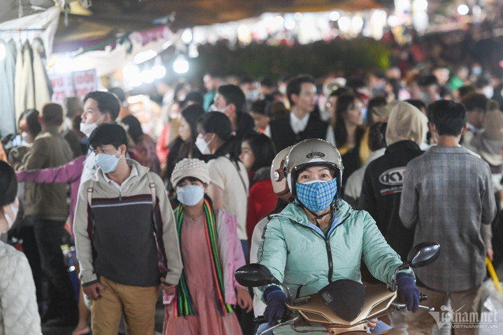 'Biển' người dạo chơi, ăn quà vặt ở chợ đêm Đà Lạt - 14