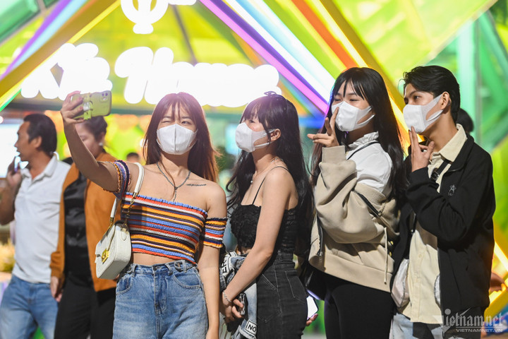 'Biển' người dạo chơi, ăn quà vặt ở chợ đêm Đà Lạt - 16