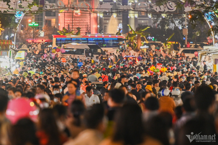 'Biển' người dạo chơi, ăn quà vặt ở chợ đêm Đà Lạt - 2