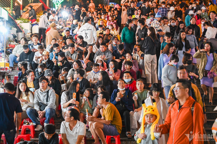 'Biển' người dạo chơi, ăn quà vặt ở chợ đêm Đà Lạt - 5