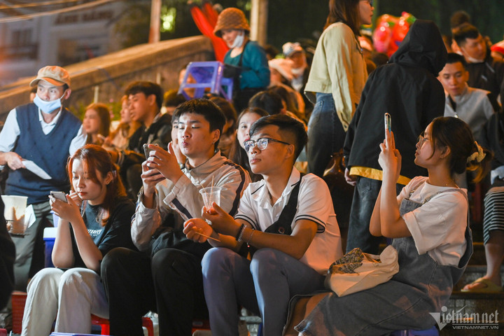 'Biển' người dạo chơi, ăn quà vặt ở chợ đêm Đà Lạt - 6