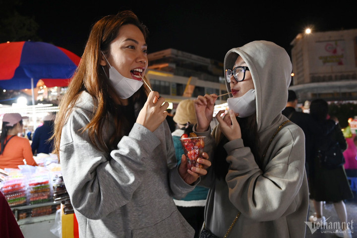 'Biển' người dạo chơi, ăn quà vặt ở chợ đêm Đà Lạt - 7