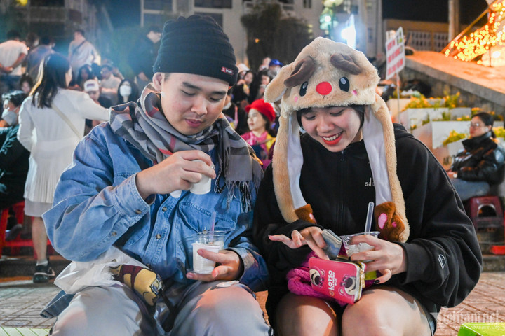 'Biển' người dạo chơi, ăn quà vặt ở chợ đêm Đà Lạt - 8