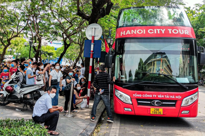 Gỡ bỏ băng rôn sai chính tả trên xe bus 2 tầng ở Hà Nội - 2