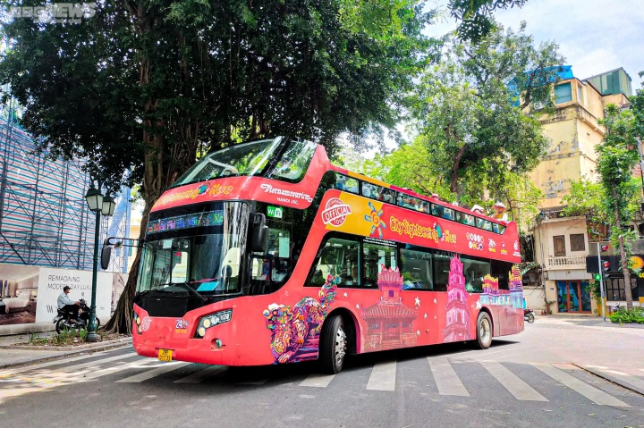 Gỡ bỏ băng rôn sai chính tả trên xe bus 2 tầng ở Hà Nội - 1
