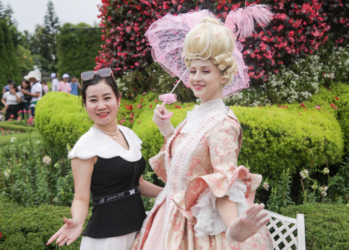 Hàng ngàn du khách đến vui chơi tại Công viên Châu Á và Bà Nà Hills tại Đà Nẵng - 1