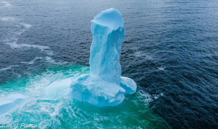 Hình thù kỳ lạ của tảng băng trôi cao 9m ngoài khơi Canada - 1