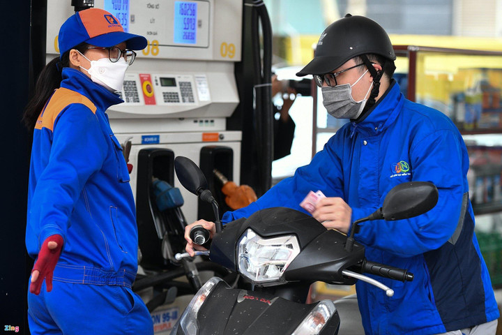 Hai đại gia bán lẻ xăng dầu thu gần 1.000 tỷ mỗi ngày - 4