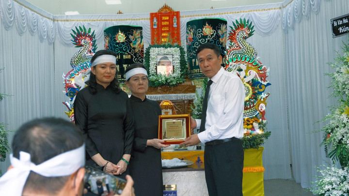 Diễn viên 'Cảnh sát hình sự' Hồng Đức nắm chặt tay vợ rồi ra đi - 2