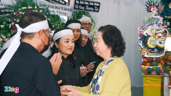 Diễn viên 'Cảnh sát hình sự' Hồng Đức nắm chặt tay vợ rồi ra đi - 1