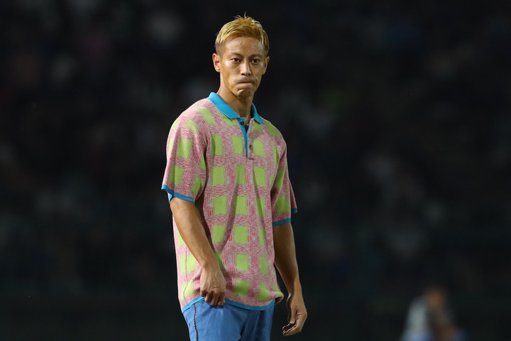 Phong cách thời trang cực chất của Keisuke Honda gây sốt ở SEA Games 32 - 2