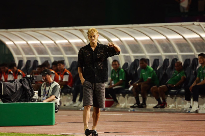 Phong cách thời trang cực chất của Keisuke Honda gây sốt ở SEA Games 32 - 1