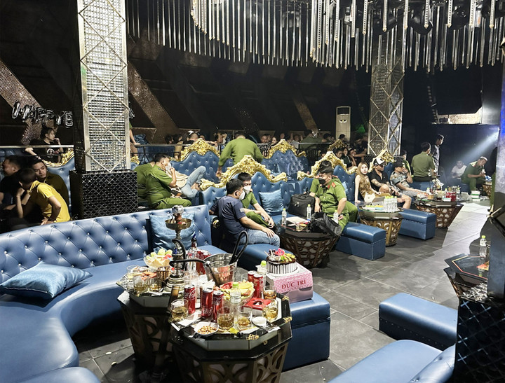 Bình Dương: Kiểm tra quán karaoke D1, phát hiện 63/144 người dương tính ma tuý - 1