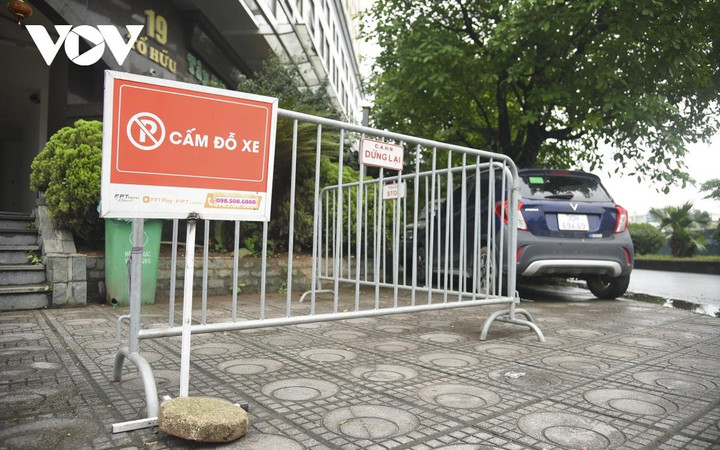 Muôn kiểu dựng rào chắn ở Hà Nội để ngăn ô tô, xe máy leo lên vỉa hè - 8