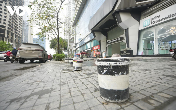 Muôn kiểu dựng rào chắn ở Hà Nội để ngăn ô tô, xe máy leo lên vỉa hè - 11