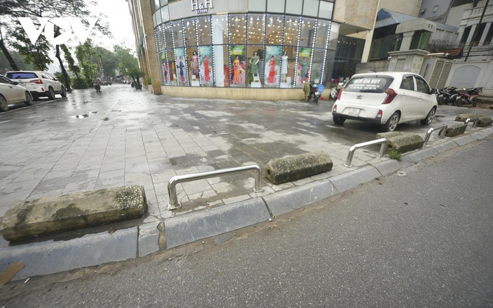 Muôn kiểu dựng rào chắn ở Hà Nội để ngăn ô tô, xe máy leo lên vỉa hè - 13