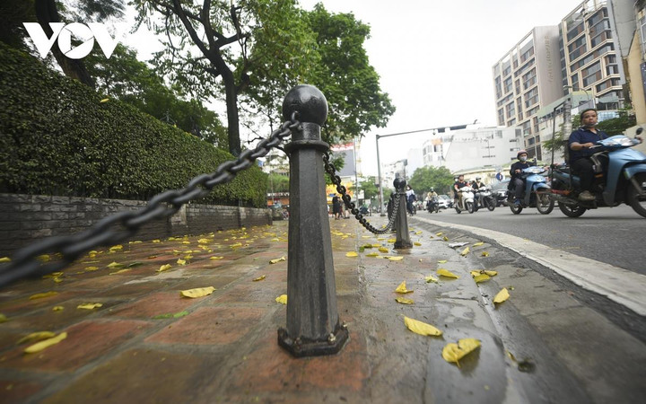 Muôn kiểu dựng rào chắn ở Hà Nội để ngăn ô tô, xe máy leo lên vỉa hè - 14