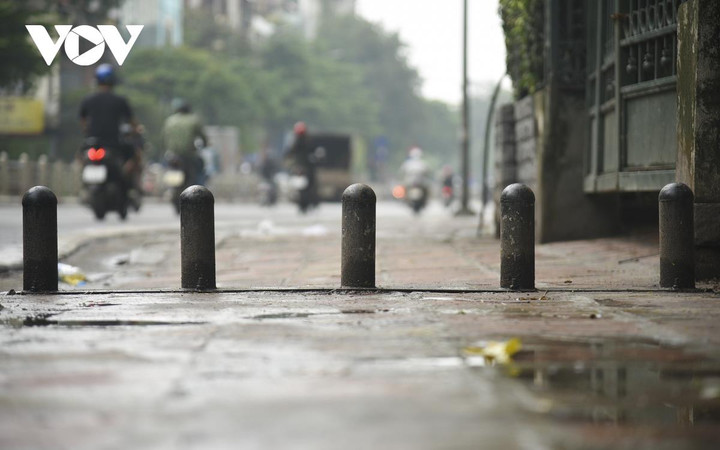 Muôn kiểu dựng rào chắn ở Hà Nội để ngăn ô tô, xe máy leo lên vỉa hè - 6