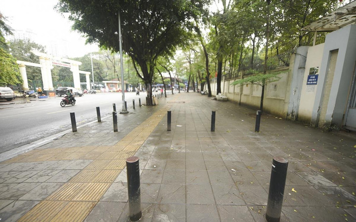 Muôn kiểu dựng rào chắn ở Hà Nội để ngăn ô tô, xe máy leo lên vỉa hè - 5