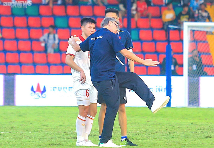 Cầu thủ U22 Việt Nam phản lưới, HLV Troussier dạy lại kỹ thuật ngay trên sân - 1