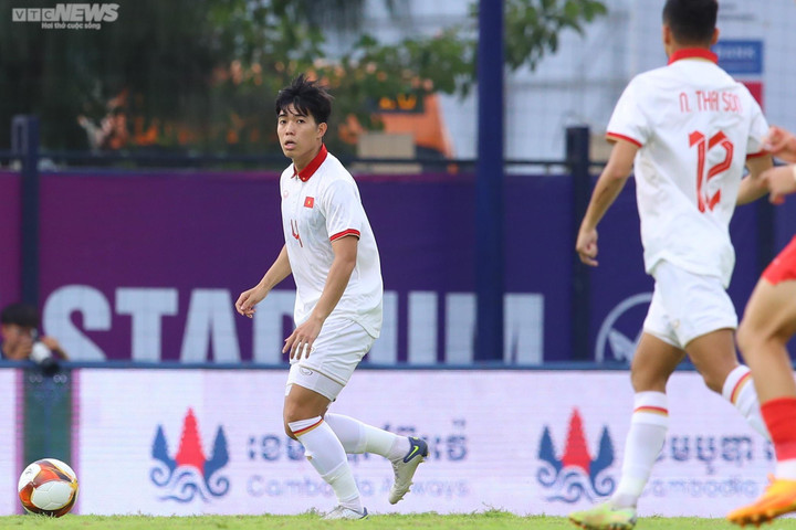 Trực tiếp bóng đá U22 Việt Nam 3-1 U22 Singapore: Tiến Long phản lưới - 2