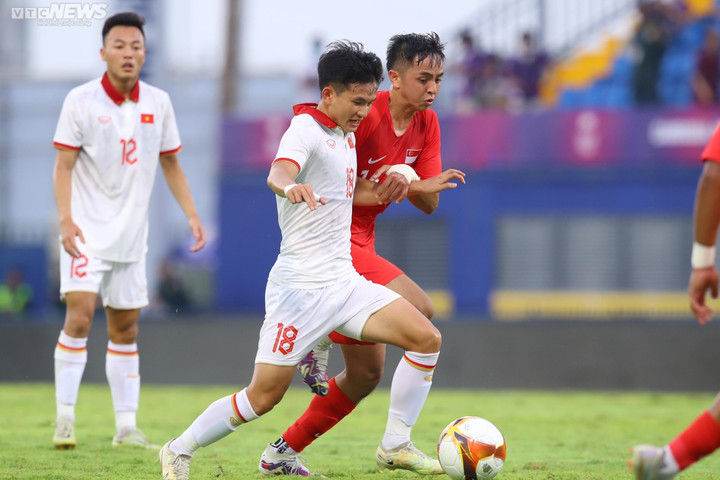 Trực tiếp bóng đá U22 Việt Nam 3-1 U22 Singapore: Tiến Long phản lưới - 1