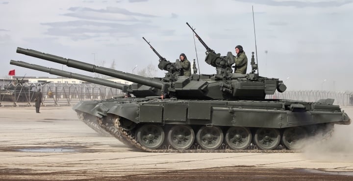 Khi xe tăng Đức Leopard 2 gặp xe tăng Nga T-90M ở Ukraine - 1