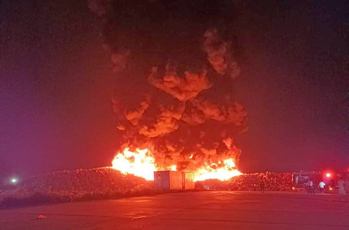 Đang cháy lớn bãi tập kết phao xốp khổng lồ ở cảng Cái Rồng, Quảng Ninh - 1