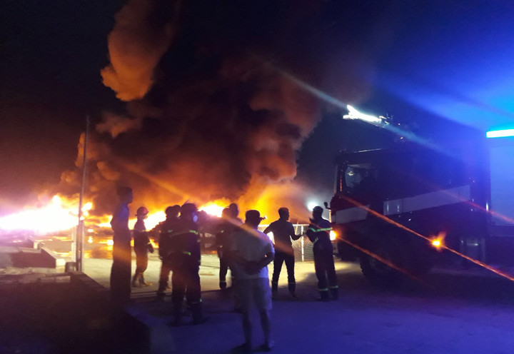 Đang cháy lớn bãi tập kết phao xốp khổng lồ ở cảng Cái Rồng, Quảng Ninh - 2