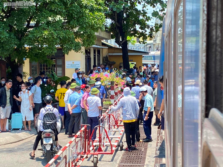 Tàu SE 1 chở hơn 350 khách bị trật bánh khi vừa rời Ga Huế - 3