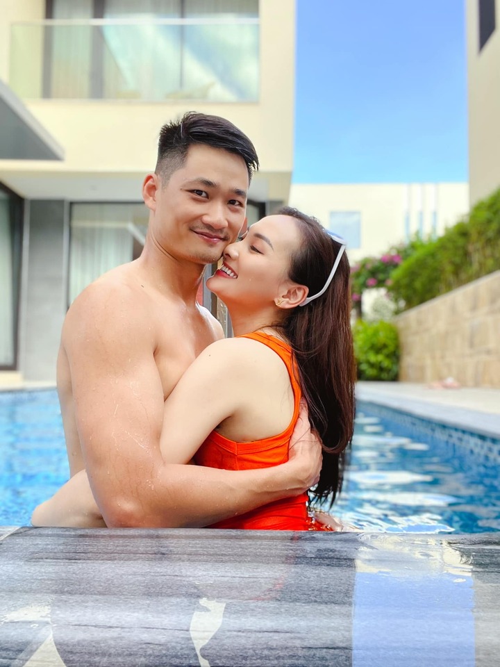 Bảo Thanh khoe sắc vóc 'mẹ bỉm' 2 con, tình tứ bên ông xã - 1