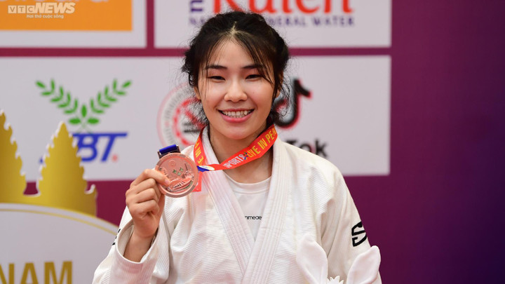 Bị đối thủ bẻ trật khớp tay, nữ võ sĩ Việt Nam nén đau giành huy chương đồng - 1