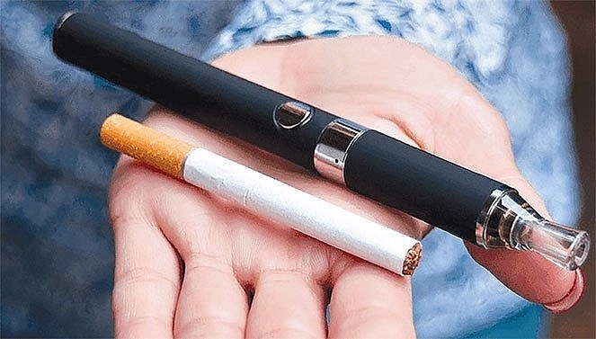 Bộ Y tế đề nghị xử nghiêm việc mua bán thuốc lá điện tử - 1