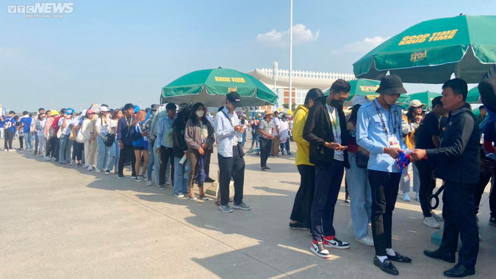 CĐV Campuchia xếp hàng dưới trời nắng gần 40 độ chờ khai mạc SEA Games 32 - 1