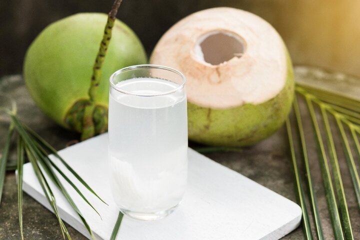 Vì sao phụ nữ nên uống nước dừa? - 1