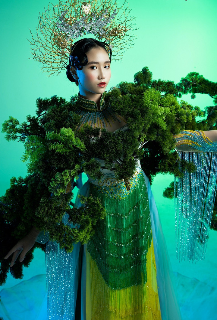 Mẫu nhí Minh Anh diện trang phục nặng hơn 30kg vẫn tạo dáng đầy thần thái - 1